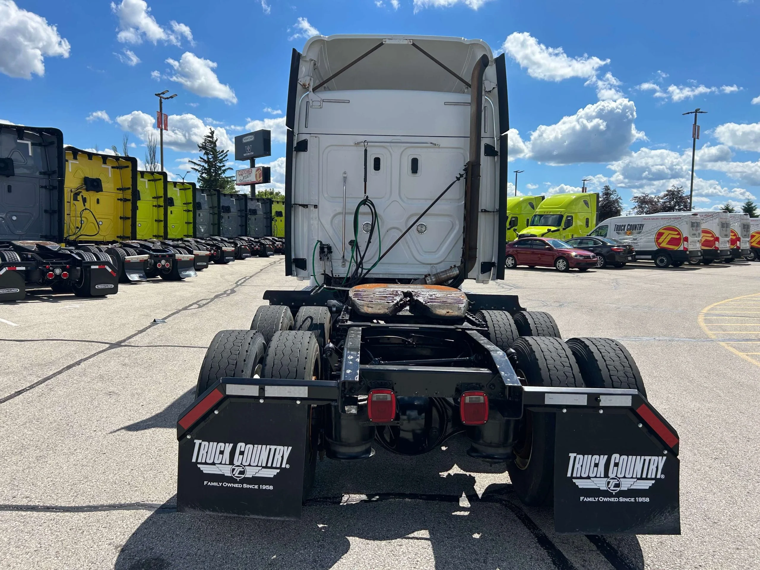 2020 Freightliner Cascadia in Milwaukee, WI — photo 4
