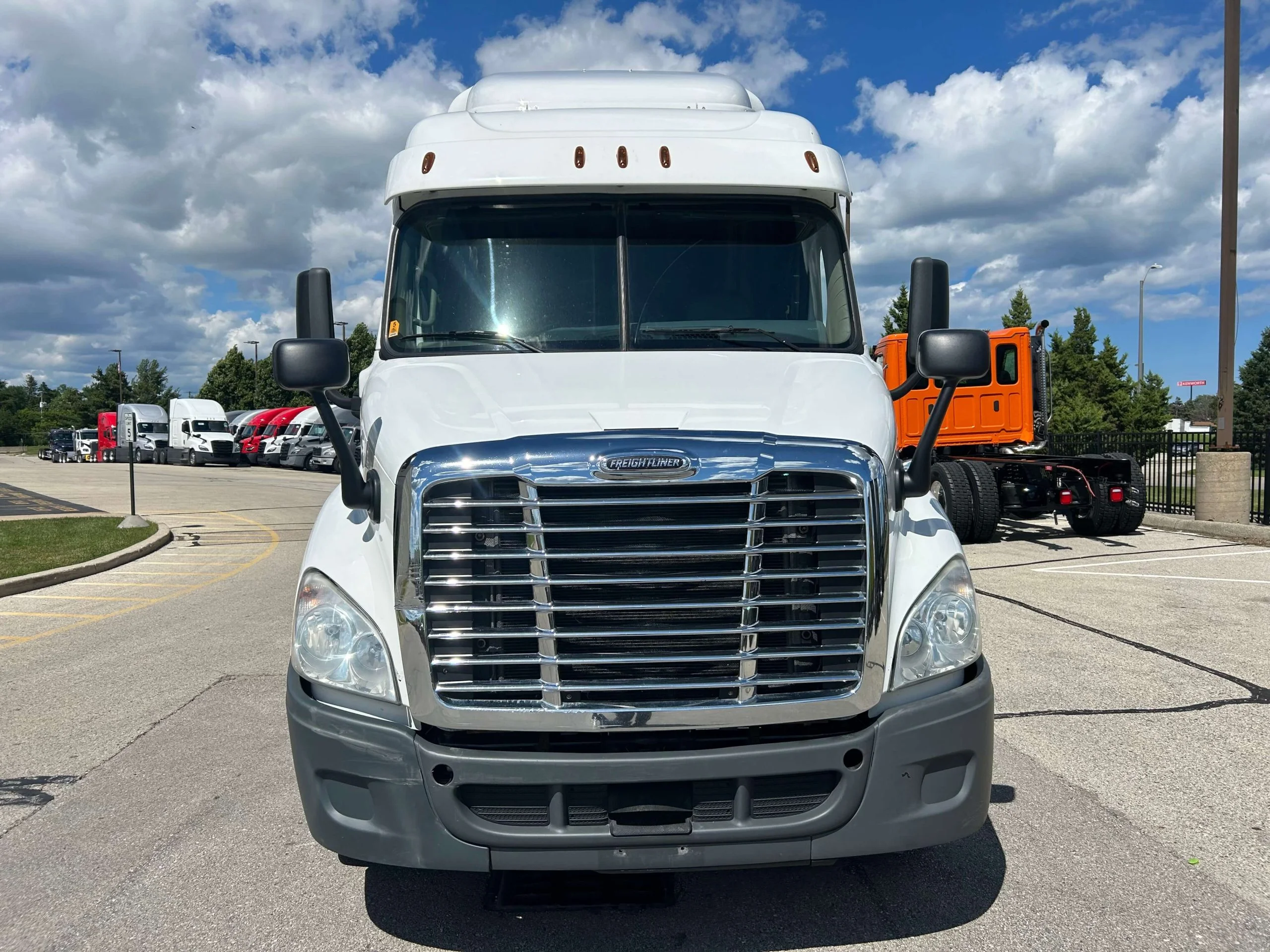 2020 Freightliner Cascadia in Milwaukee, WI — photo 2