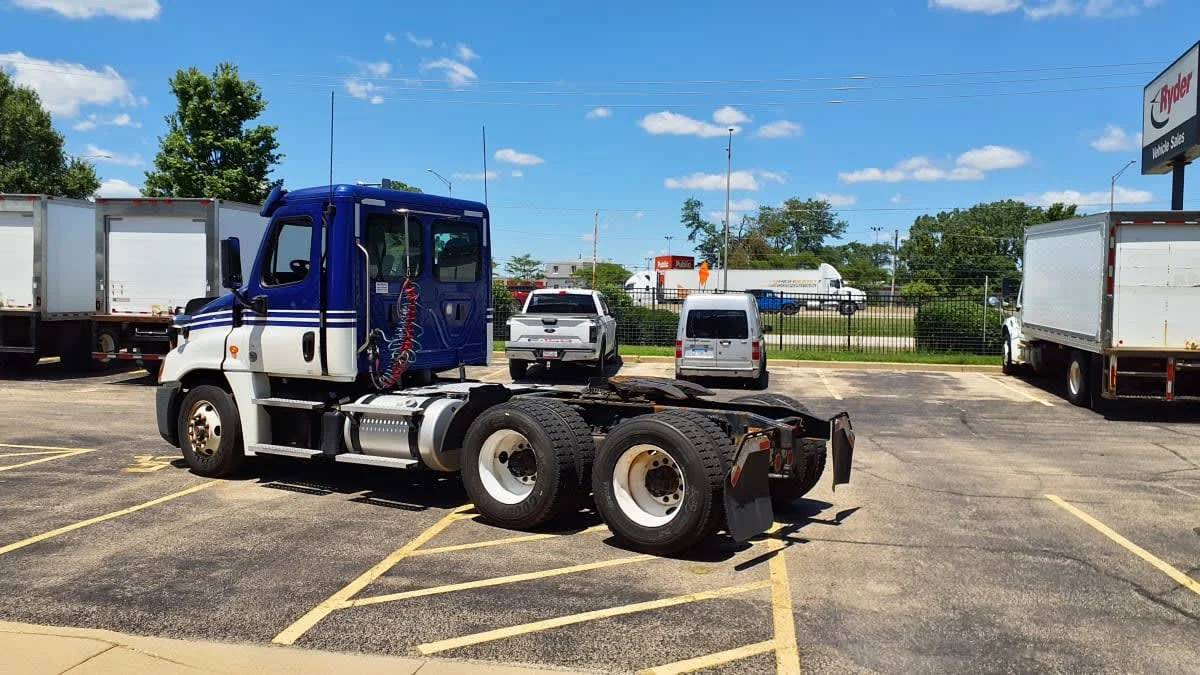 2020 Freightliner Cascadia in Bolingbrook, IL — photo 6