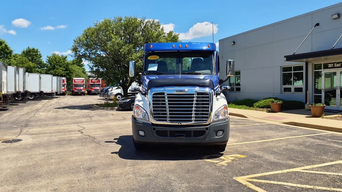 2020 Freightliner Cascadia in Bolingbrook, IL — photo 2