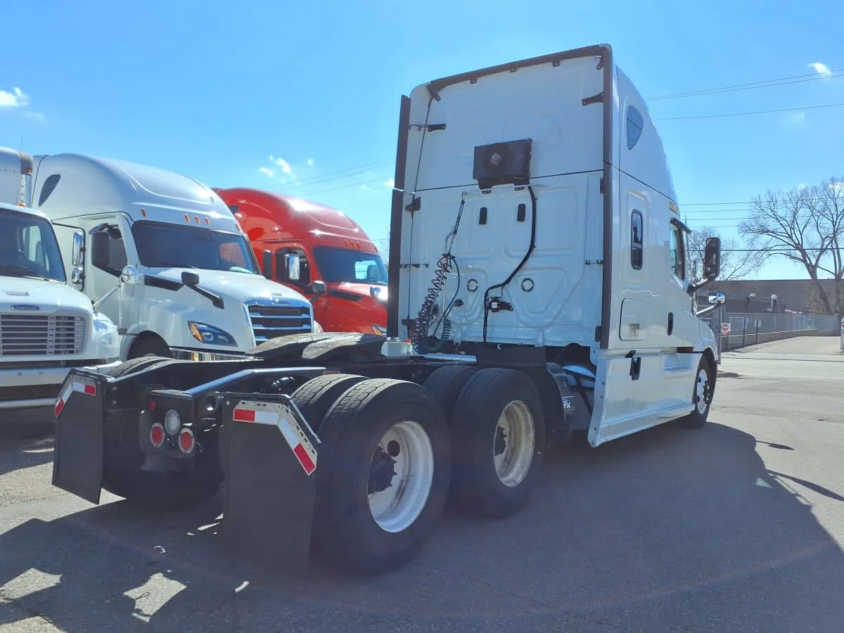 2022 Freightliner Cascadia in Minneapolis, MN — photo 4