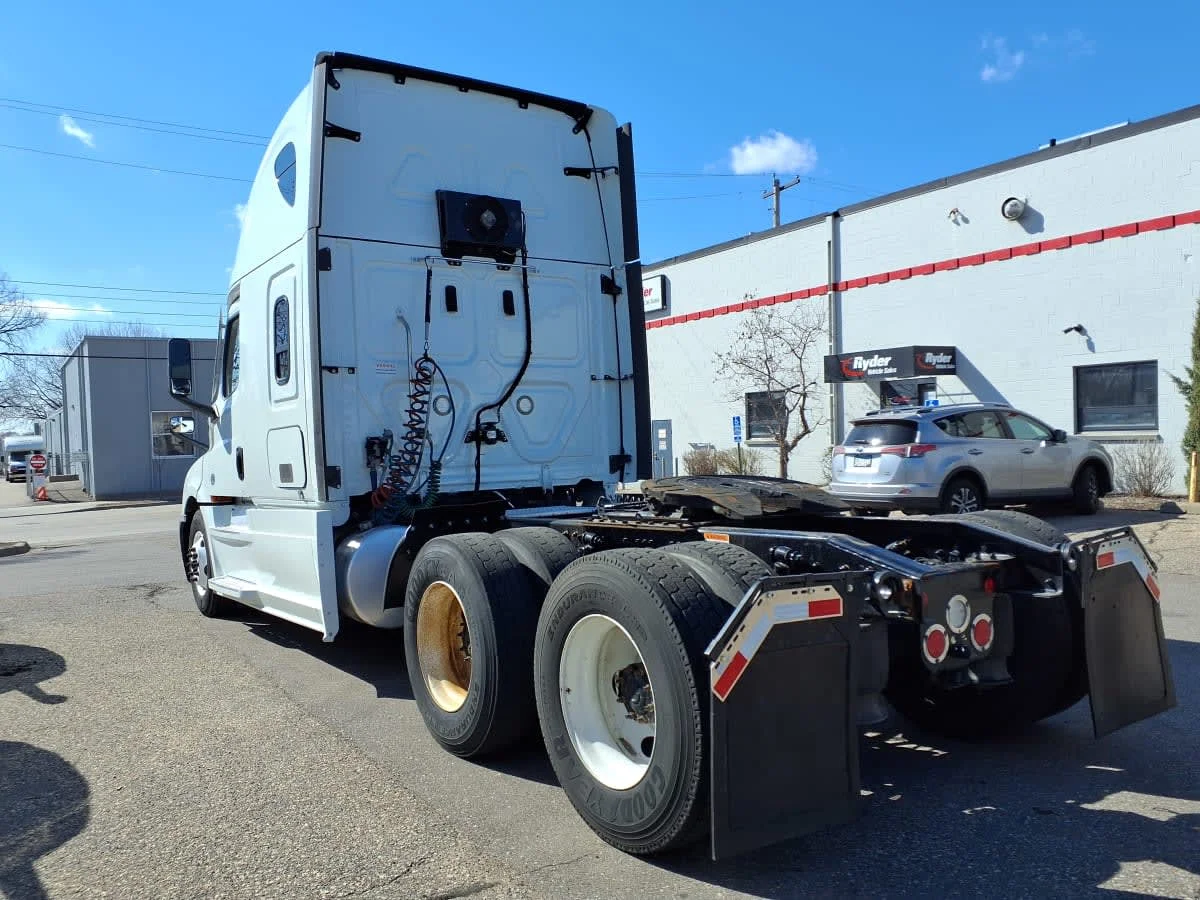 2022 Freightliner Cascadia in Minneapolis, MN — photo 6