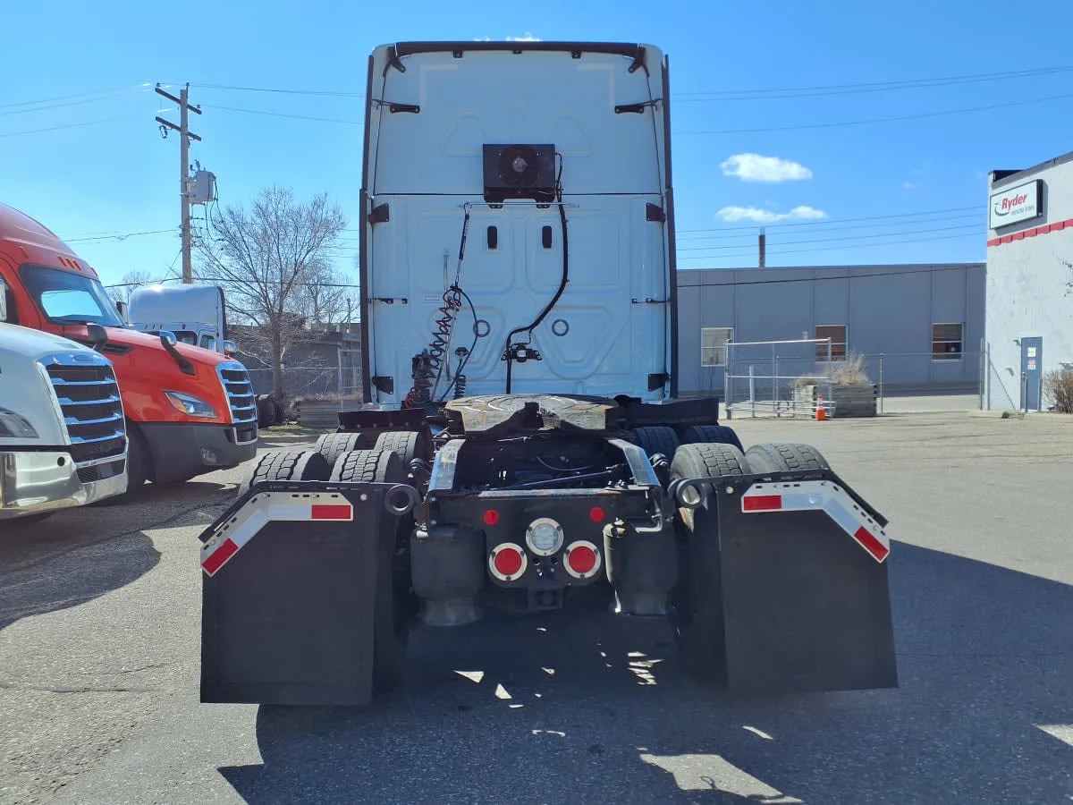 2022 Freightliner Cascadia in Minneapolis, MN — photo 5