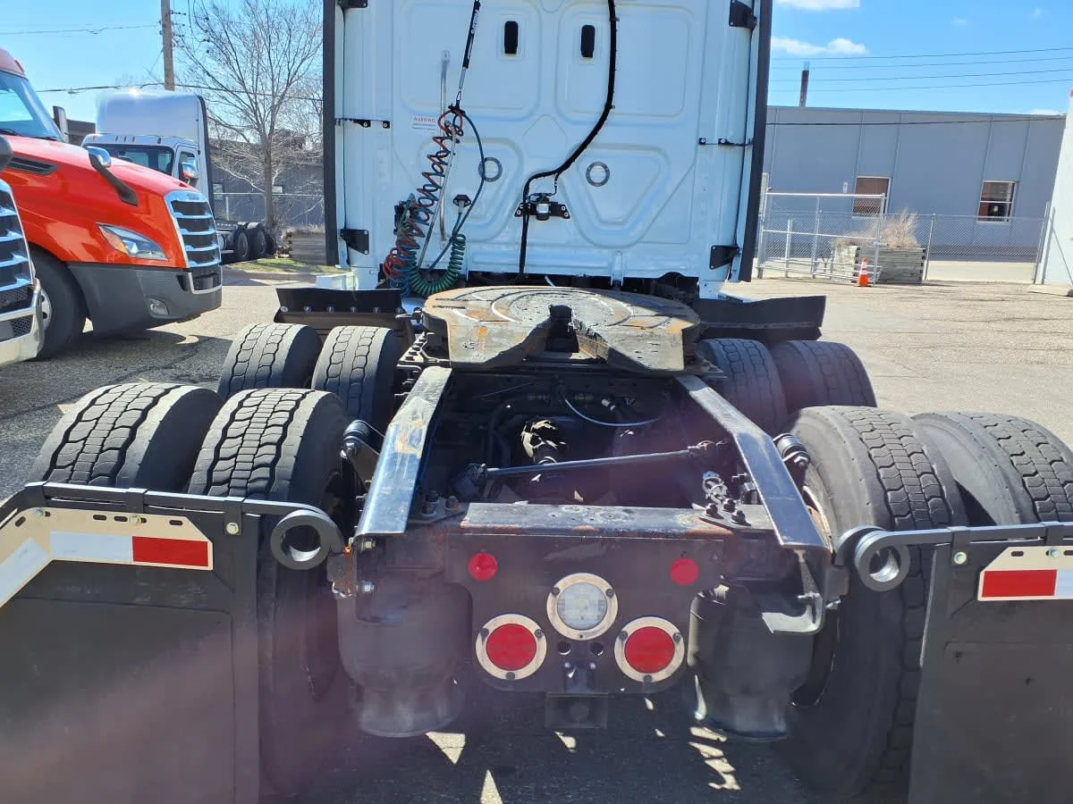 2022 Freightliner Cascadia in Minneapolis, MN — photo 14