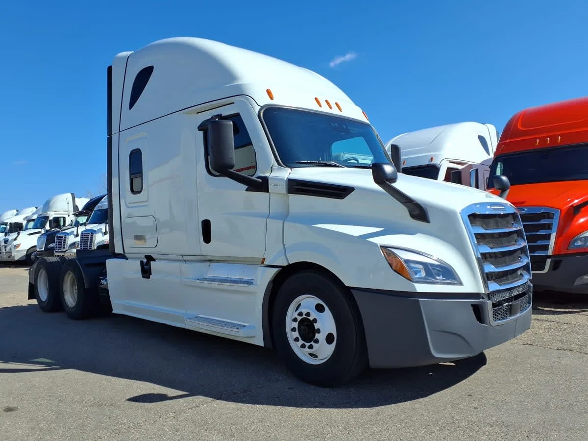 2022 Freightliner Cascadia in Minneapolis, MN — photo 3