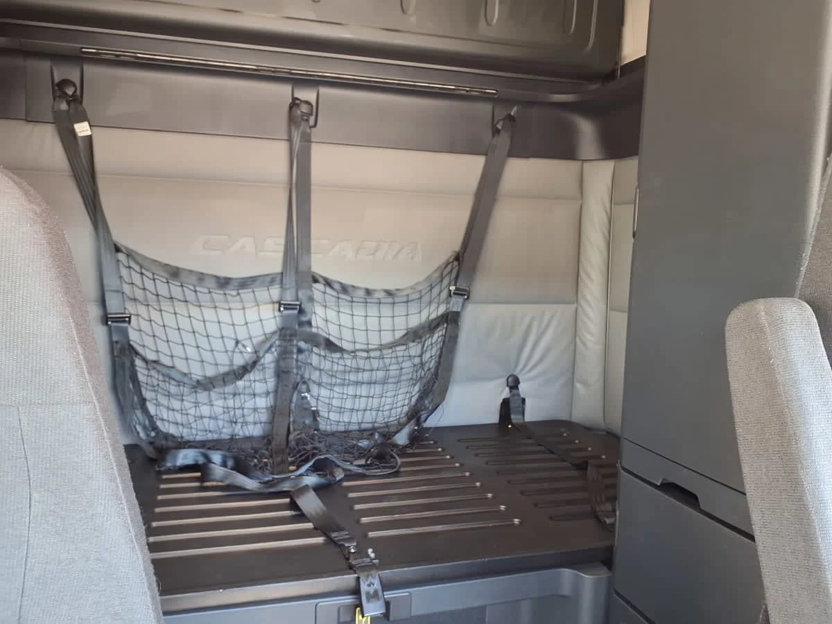 2022 Freightliner Cascadia in Minneapolis, MN — photo 8