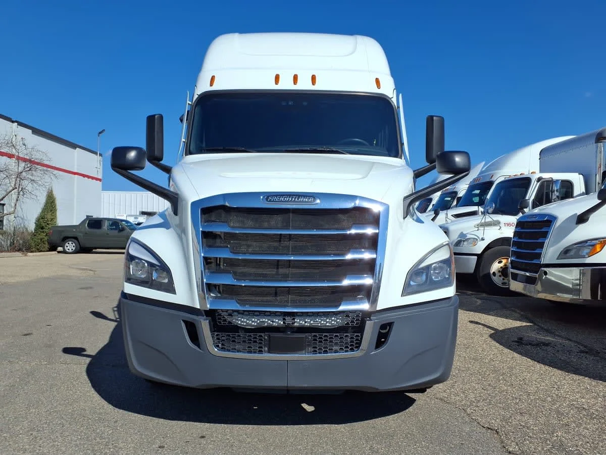 2022 Freightliner Cascadia in Minneapolis, MN — photo 2
