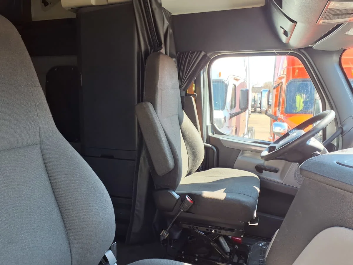 2022 Freightliner Cascadia in Minneapolis, MN — photo 7