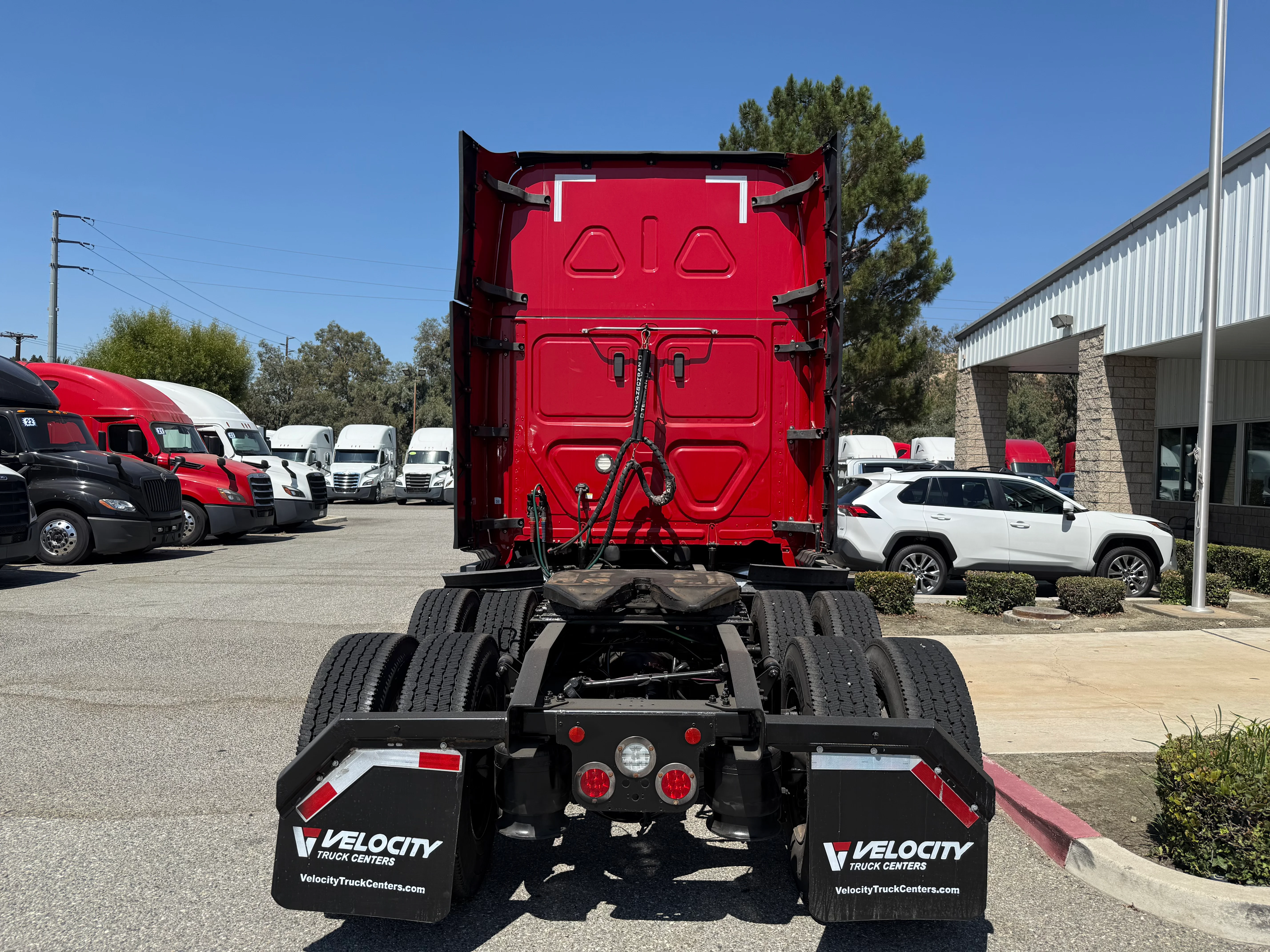 2020 Freightliner Cascadia in Fresno, CA — photo 5