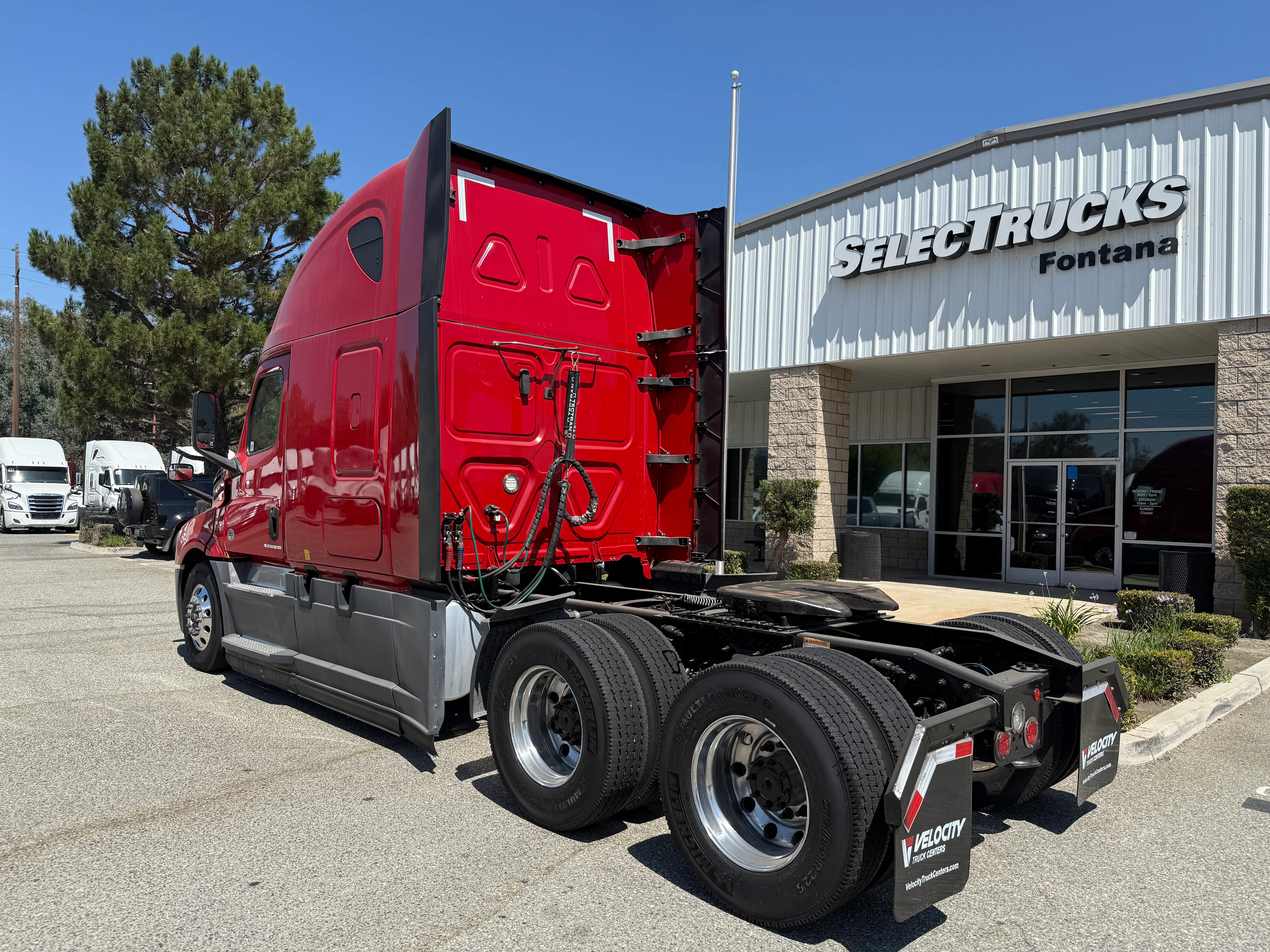 2020 Freightliner Cascadia in Fresno, CA — photo 4