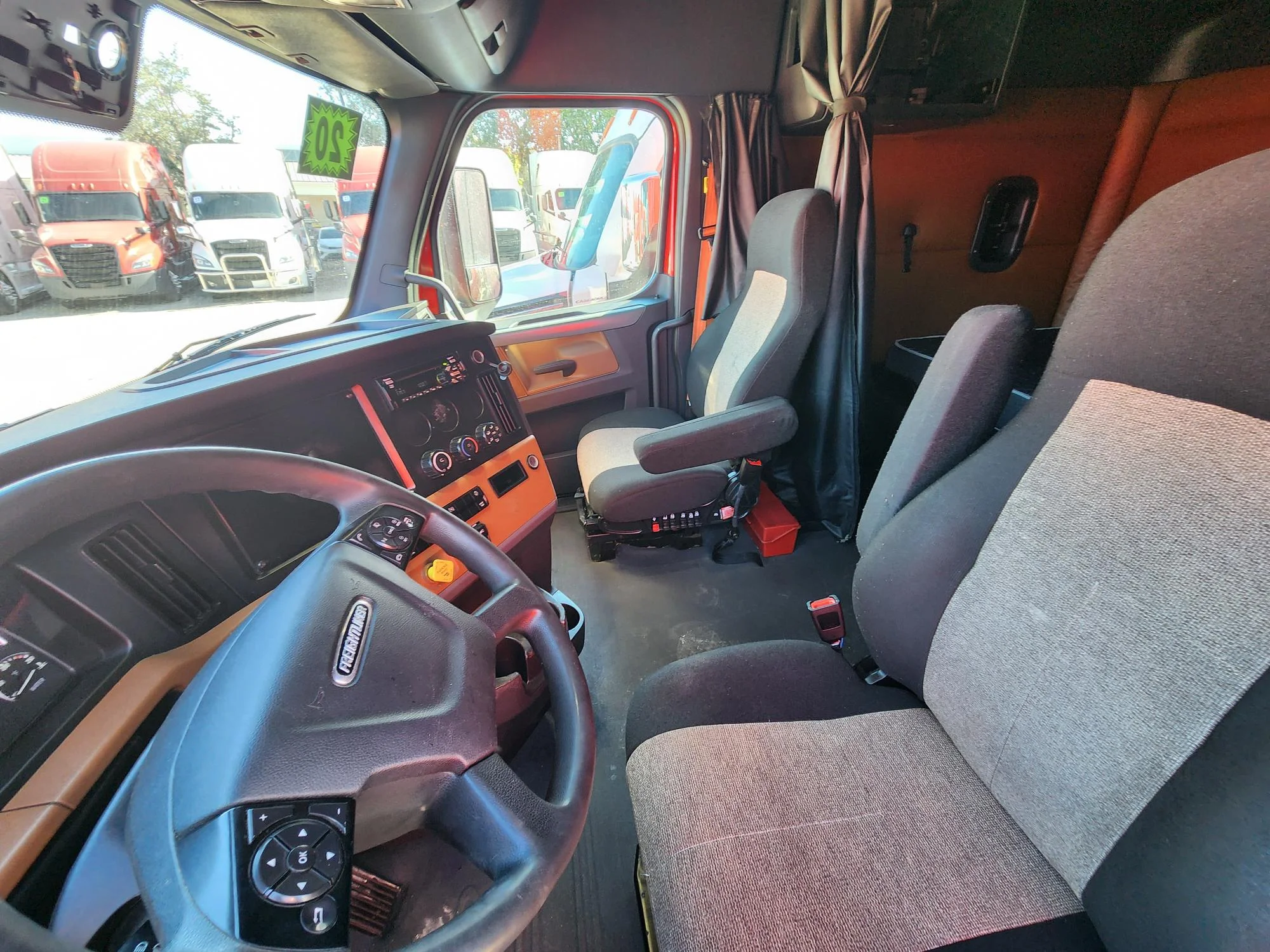 2020 Freightliner Cascadia in Fresno, CA — photo 2
