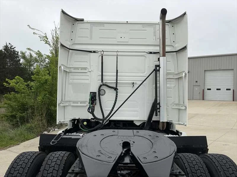 2021 Volvo in Springfield, MO — photo 3