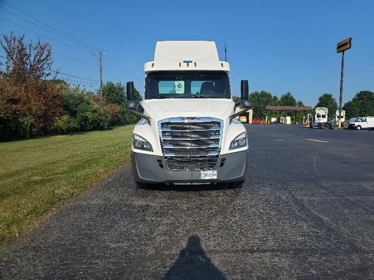 2020 Freightliner Cascadia - image 2