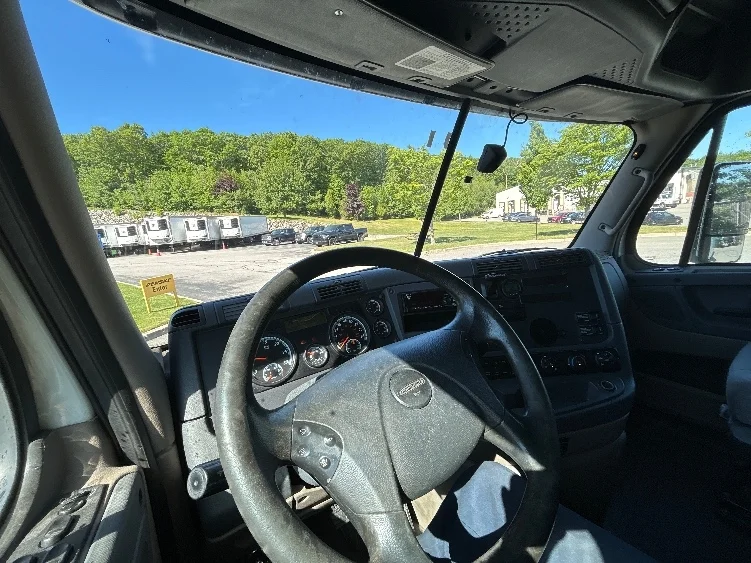 2018 Freightliner Cascadia in Fitchburg, MA — photo 10
