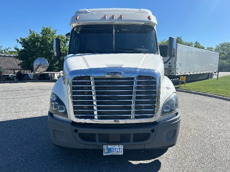 2018 Freightliner Cascadia in Fitchburg, MA — photo 2