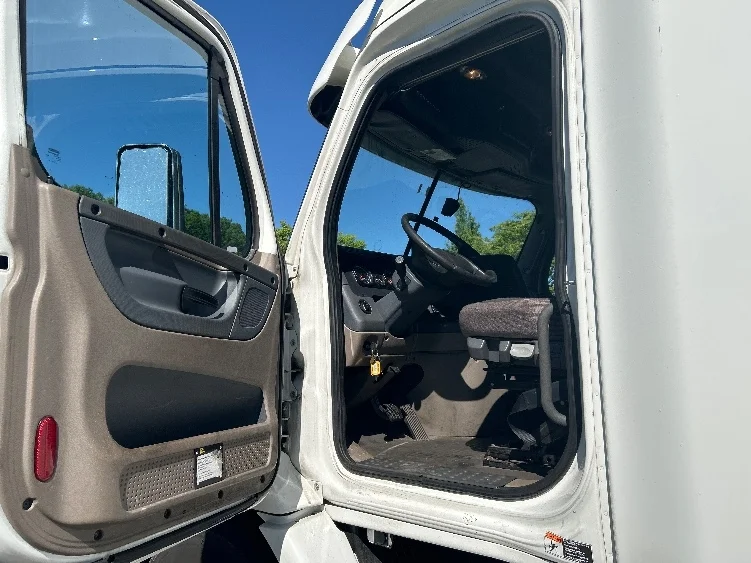 2018 Freightliner Cascadia in Fitchburg, MA — photo 9