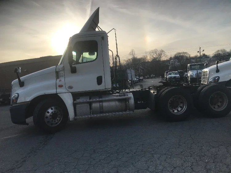 2018 Freightliner Cascadia - image 4