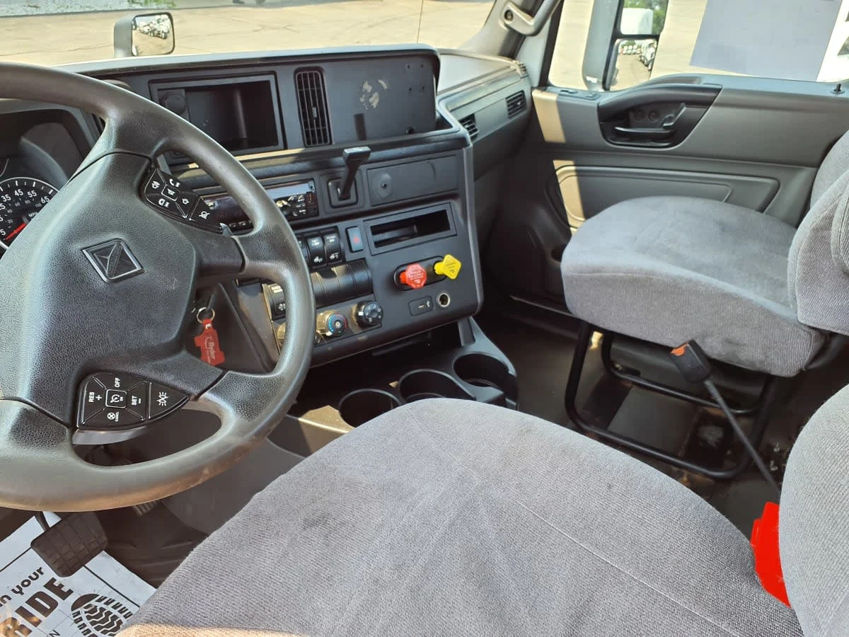 2018 International LT - image 7