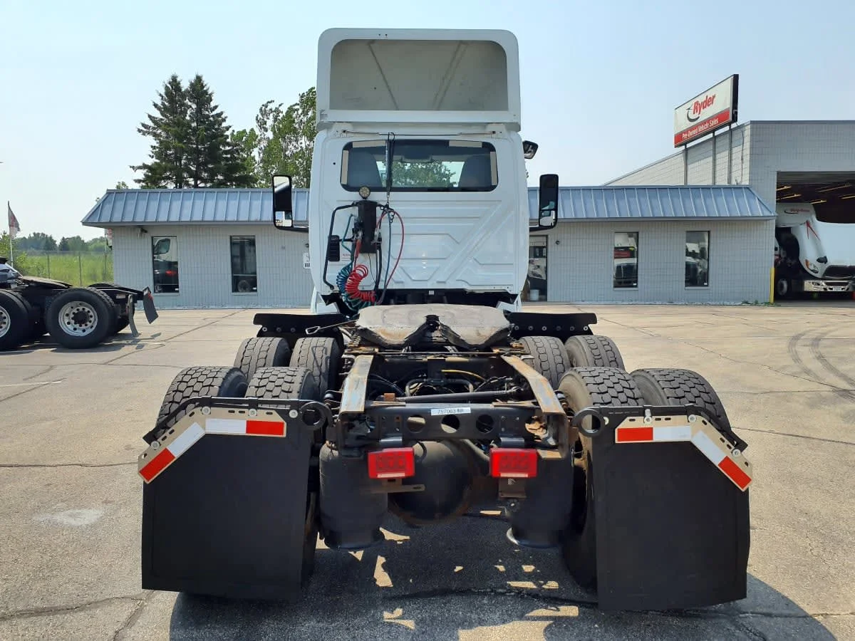 2018 International LT - image 5