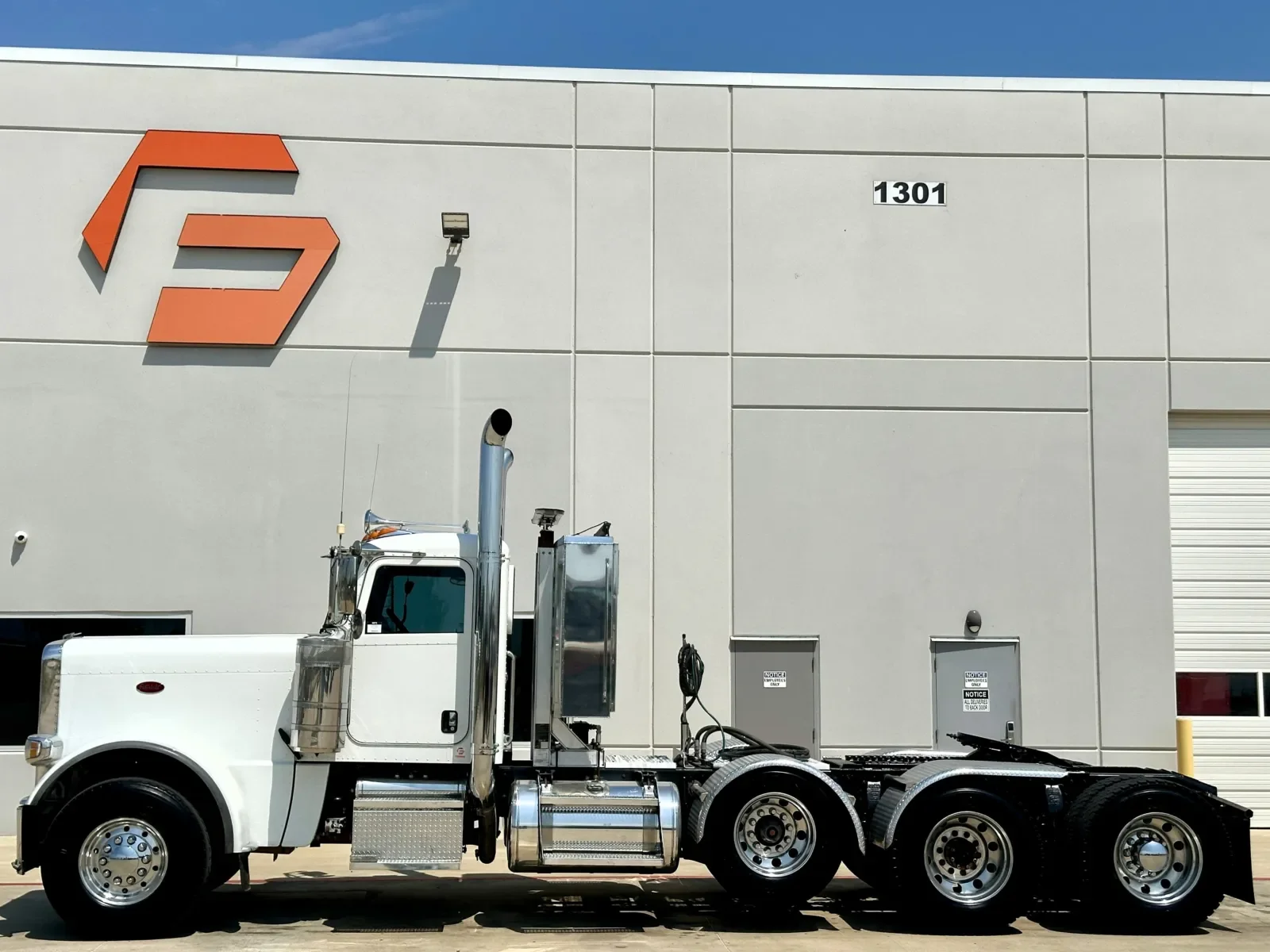 2017 Peterbilt 389 in Hutchins, TX — photo 4