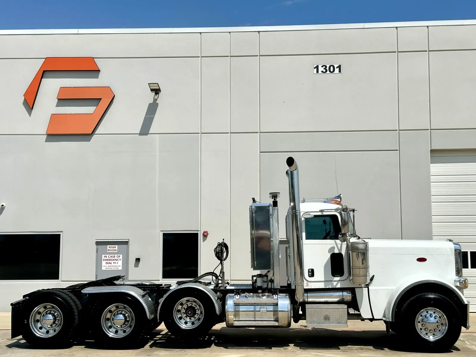 2017 Peterbilt 389 in Hutchins, TX — photo 3