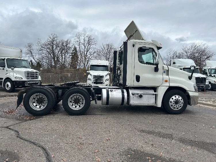 2019 Freightliner Cascadia in Romulus, MI — photo 8