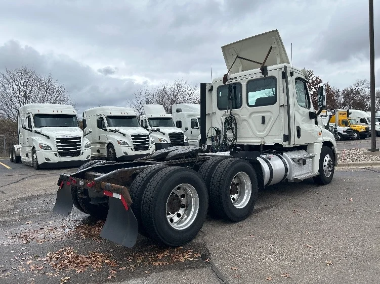 2019 Freightliner Cascadia in Romulus, MI — photo 7