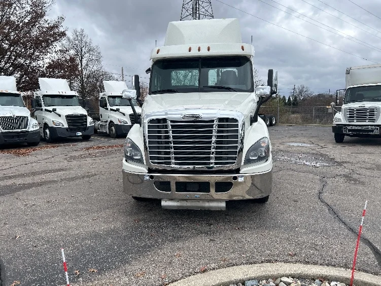 2019 Freightliner Cascadia in Romulus, MI — photo 2