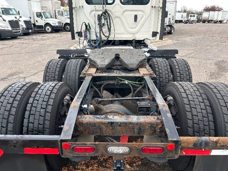 2019 Freightliner Cascadia in Romulus, MI — photo 6