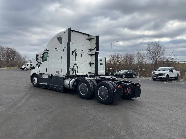 2023 Freightliner Cascadia in Indianapolis, IN — photo 5