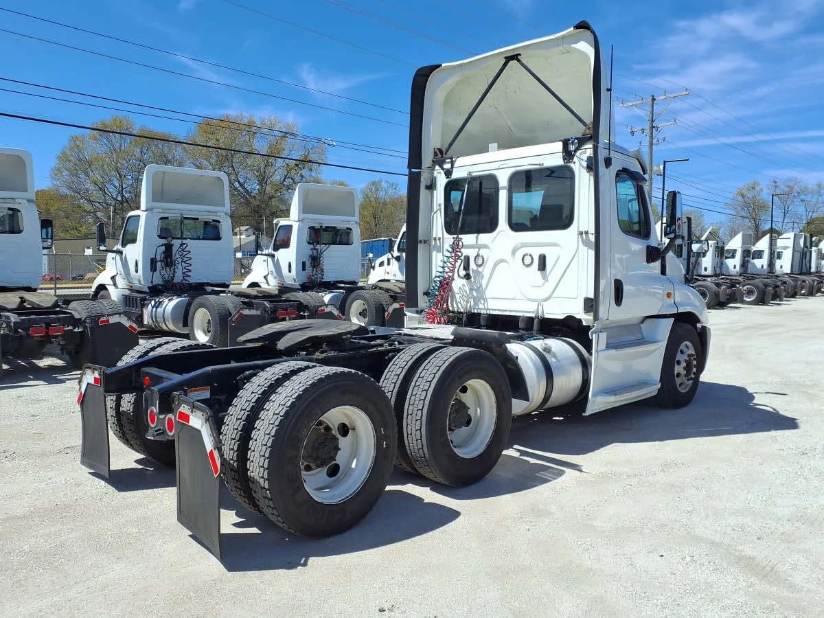 2020 Freightliner Cascadia in Greenville, SC — photo 4