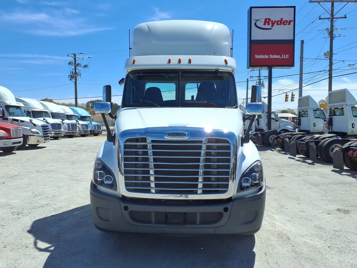 2020 Freightliner Cascadia in Greenville, SC — photo 2