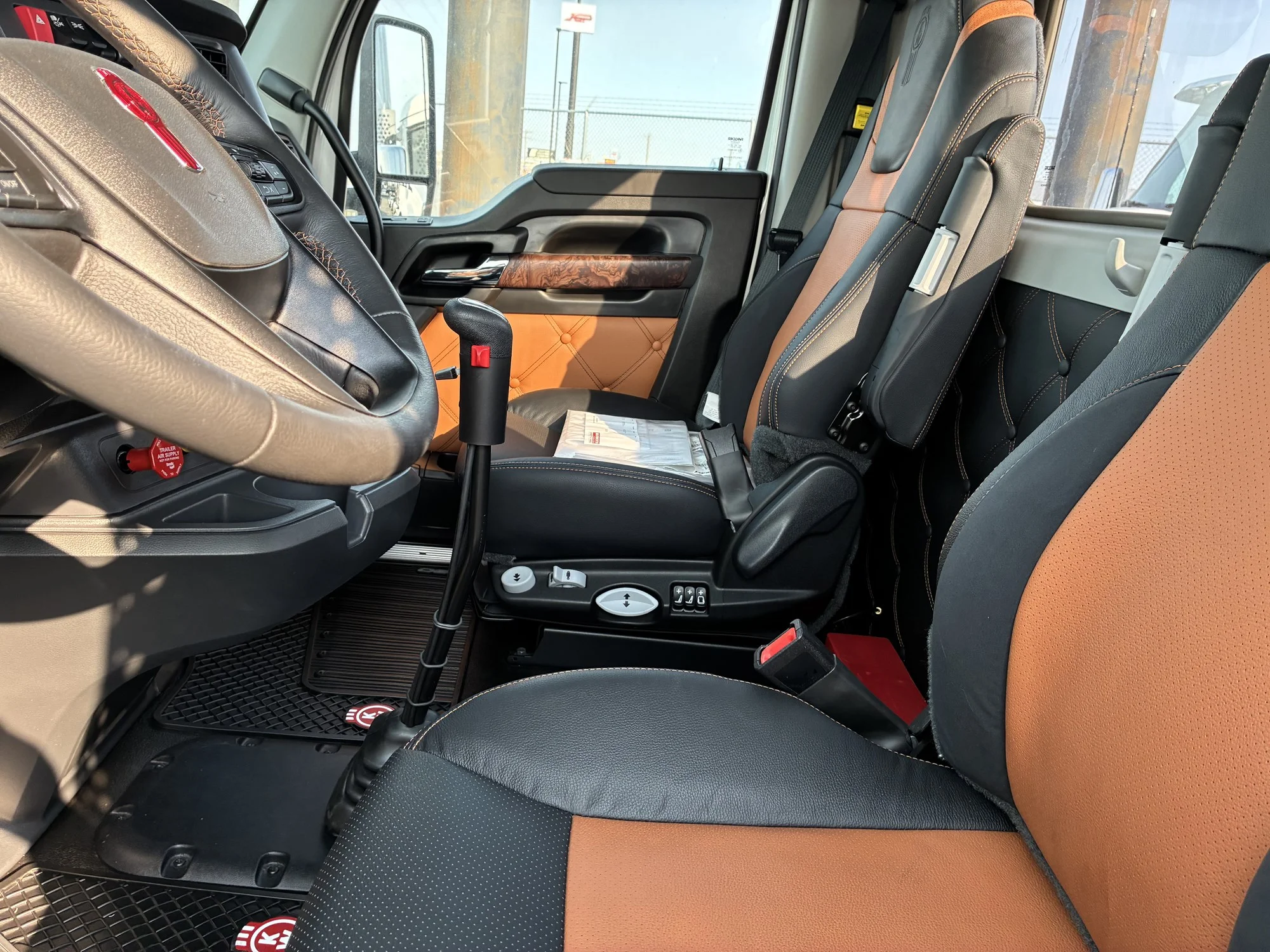 2026 Kenworth T880 - image 3