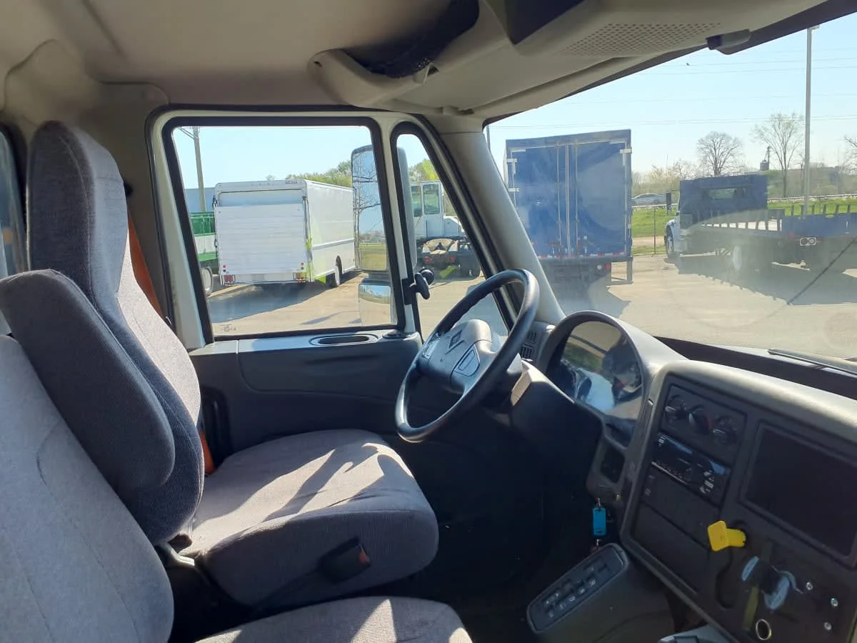2018 International 4300 - image 7