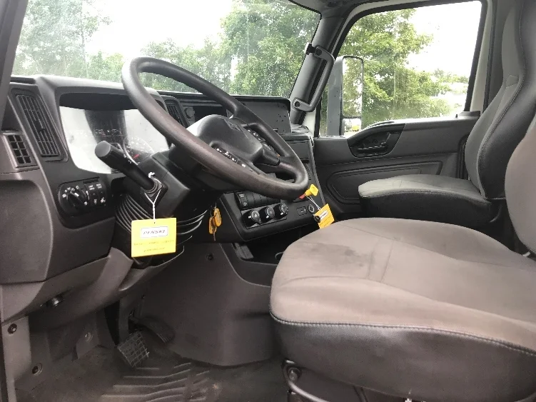 2019 International LT - image 10