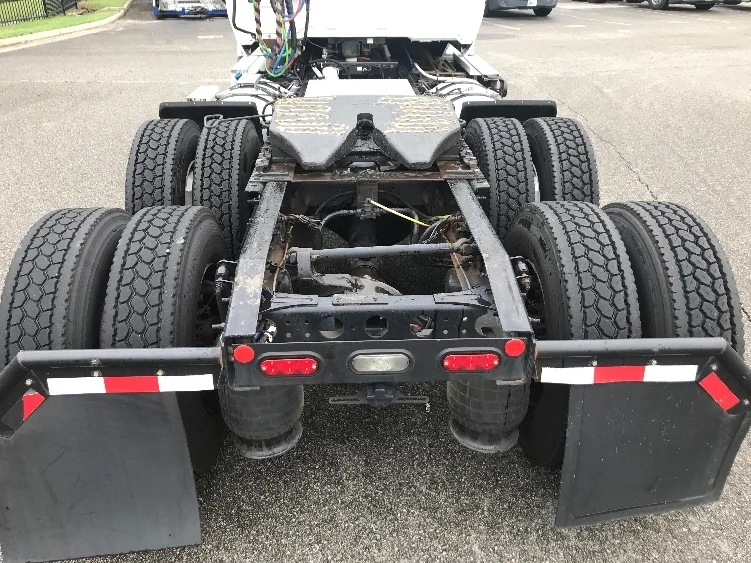 2019 International LT - image 6