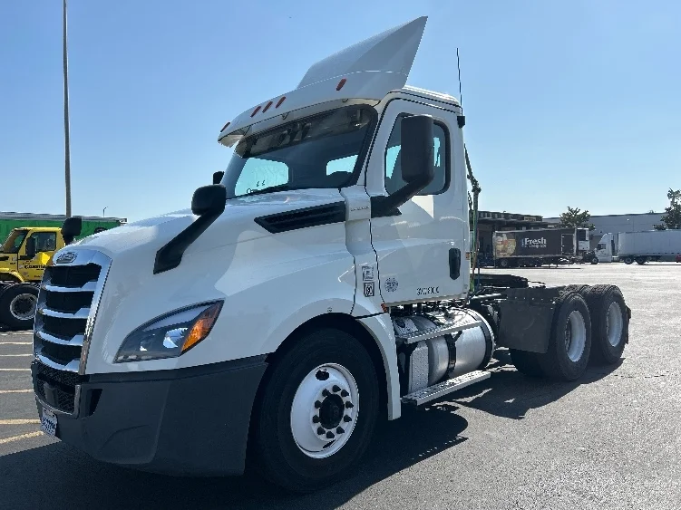 2019 Freightliner Cascadia in Fontana, CA — photo 3