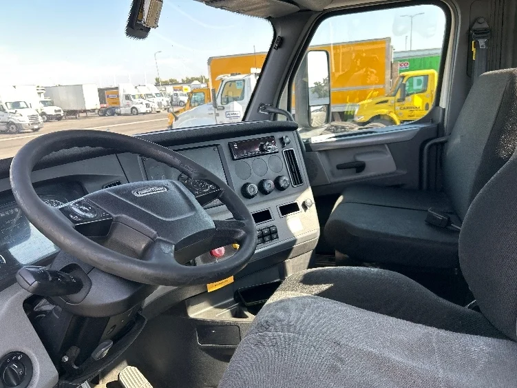 2019 Freightliner Cascadia in Fontana, CA — photo 10