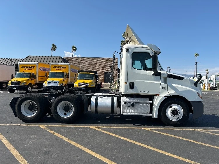 2019 Freightliner Cascadia in Fontana, CA — photo 8