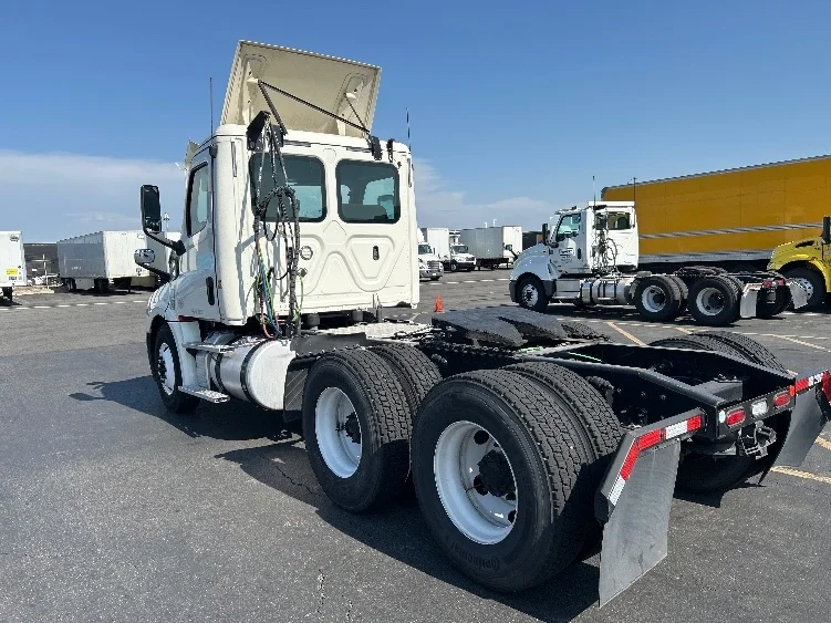2019 Freightliner Cascadia in Fontana, CA — photo 5