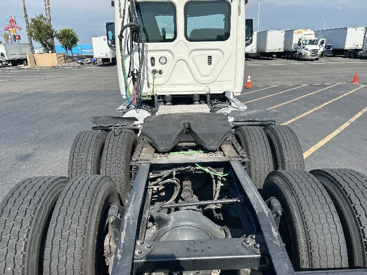 2019 Freightliner Cascadia in Fontana, CA — photo 6
