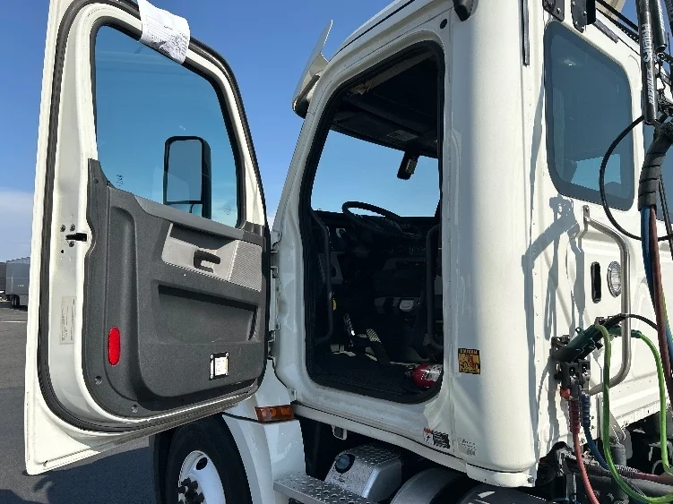 2019 Freightliner Cascadia in Fontana, CA — photo 9
