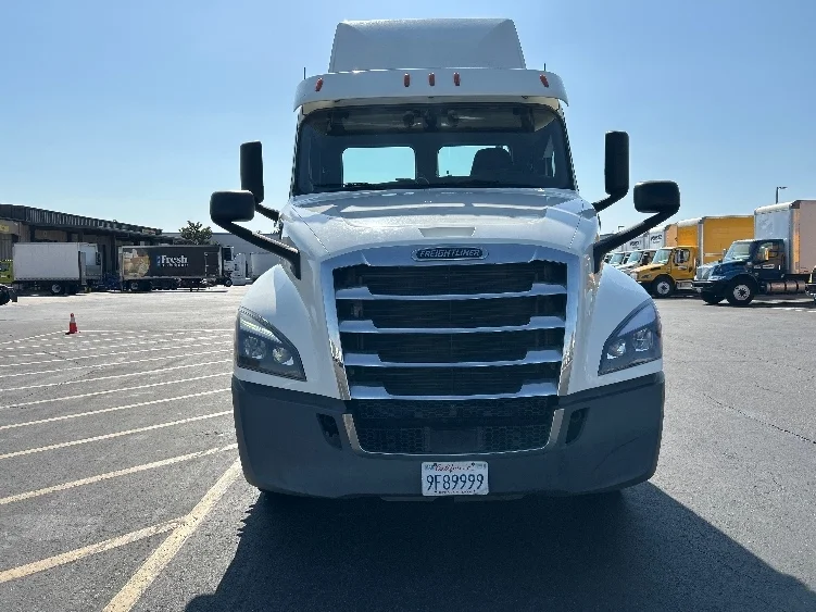 2019 Freightliner Cascadia in Fontana, CA — photo 2