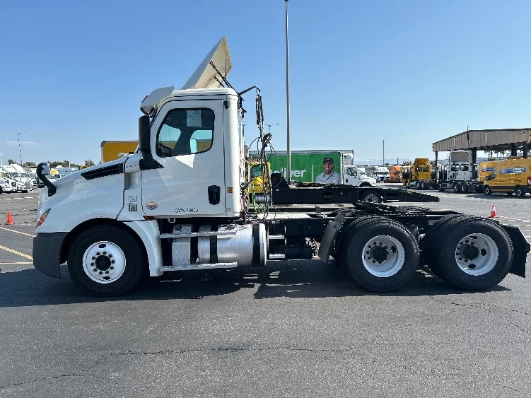2019 Freightliner Cascadia in Fontana, CA — photo 4
