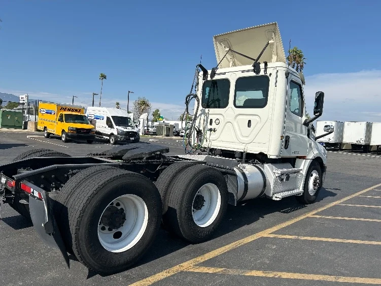 2019 Freightliner Cascadia in Fontana, CA — photo 7