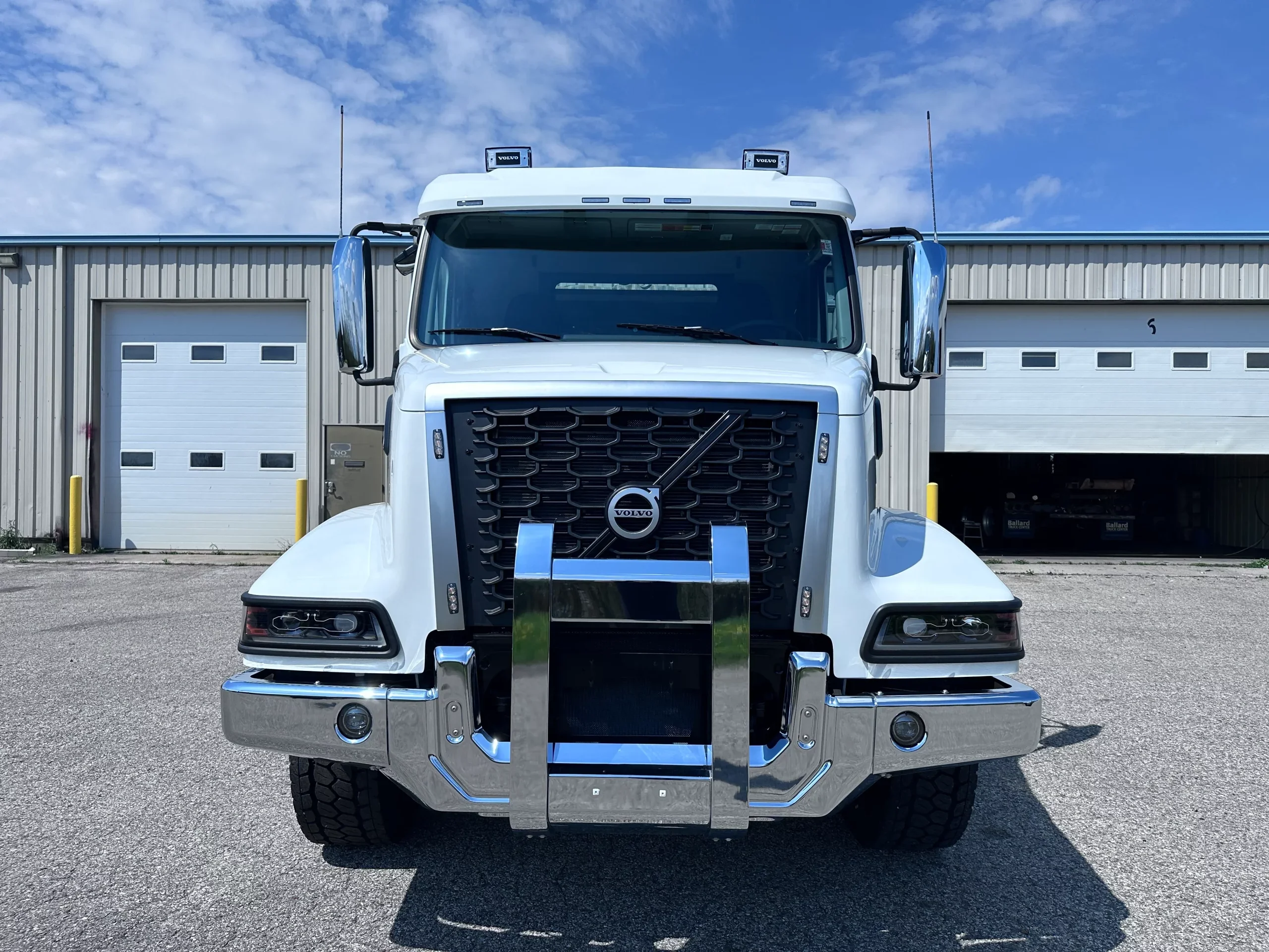 2025 Volvo VHD 300 - image 2