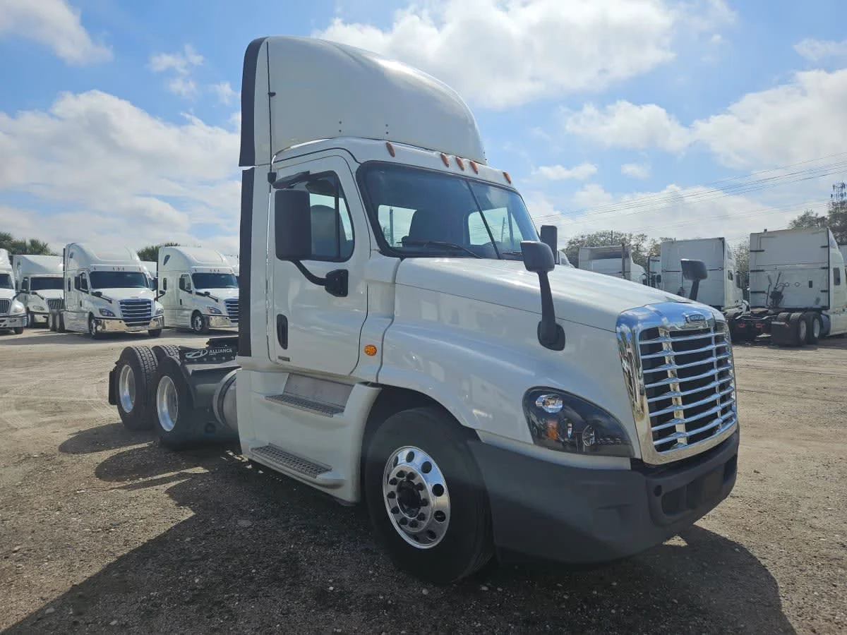 2016 Freightliner Cascadia - image 3