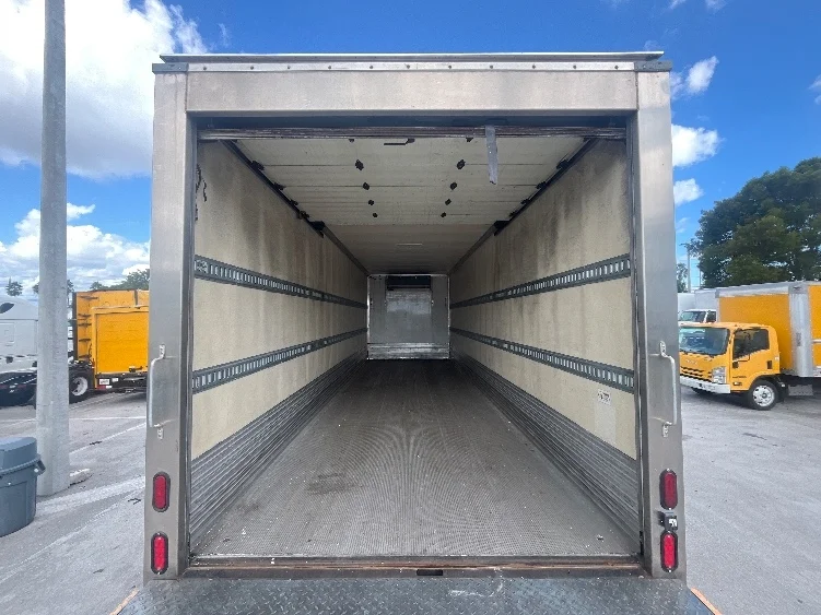 2019 Hino 338 - image 8