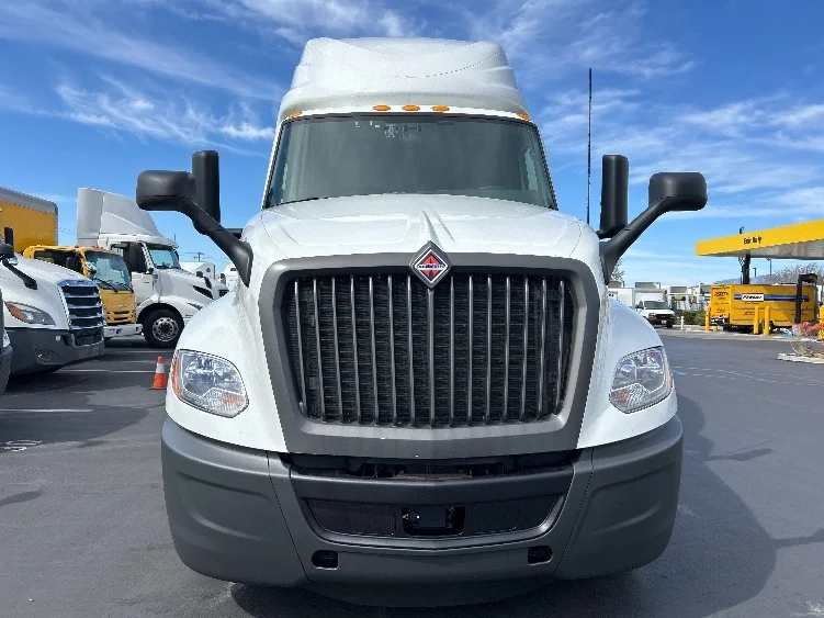 2023 International LT - image 2