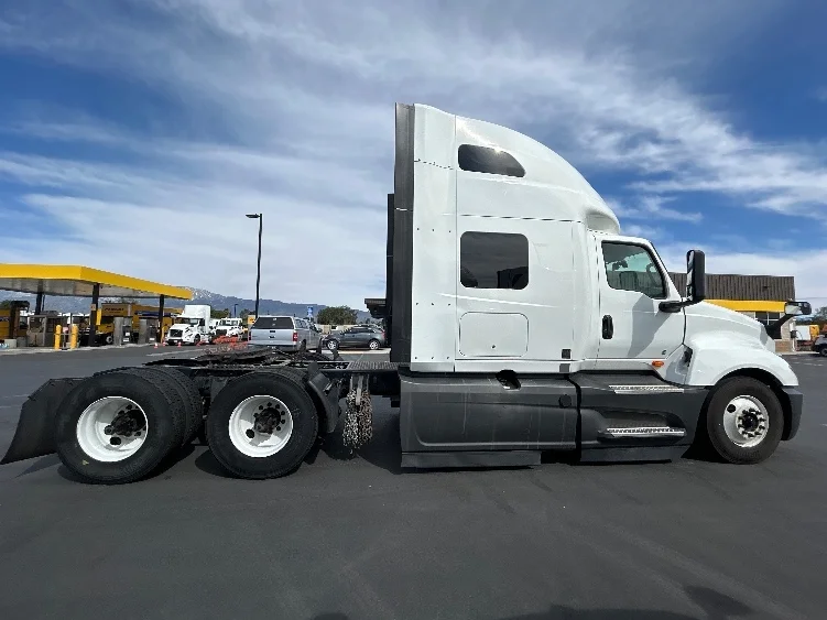 2023 International LT - image 8